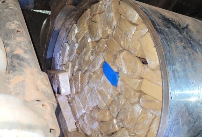 Polícia encontra 300kg de cocaína em fundo falso de caminhão