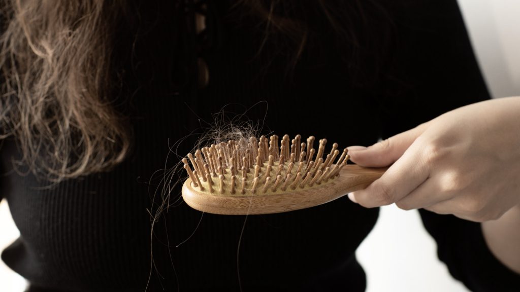 O sinal de doença hepática que se manifesta quando escova o cabelo