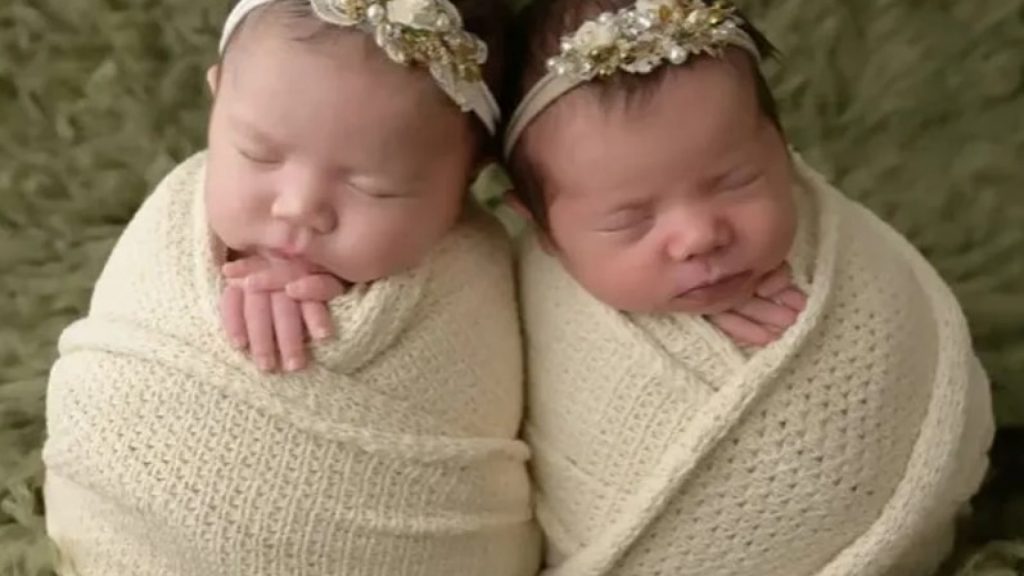 Casal tem duas filhas com diferença de 25 dias; bebês não são gêmeas