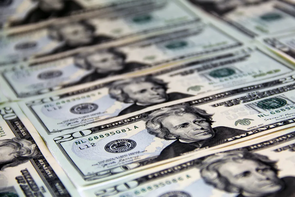 Dólar opera em alta e chega a R$ 5; China e Estados Unidos seguem no radar
