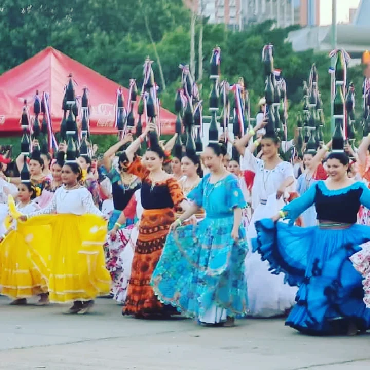 Más de 550 mujeres consiguieron Récord Mundial de danza paraguaya en la Costanera