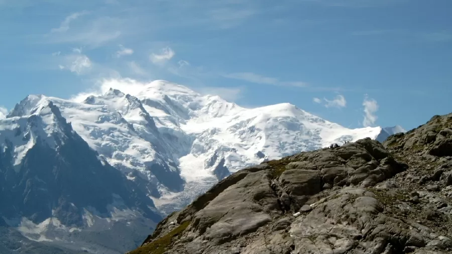 Calor gera derretimento recorde dos Alpes, cria lagos e desenterra corpos