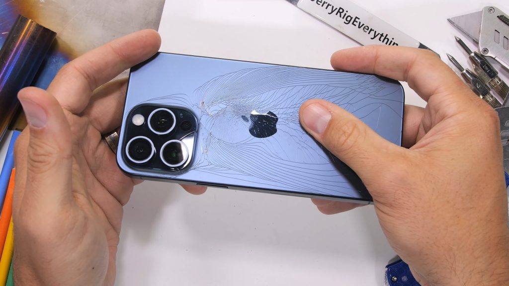 Teste mostra que iPhone 15 Pro Max é (surpreendentemente) frágil