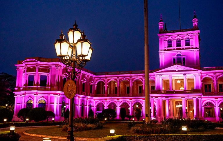 Paraguay se tiñe de rosa para luchar contra el cáncer de mama