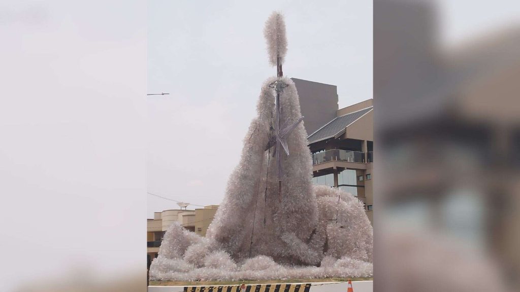  Árvore de Natal gigante em São Gabriel do Oeste parece ‘derreter’ com calorão