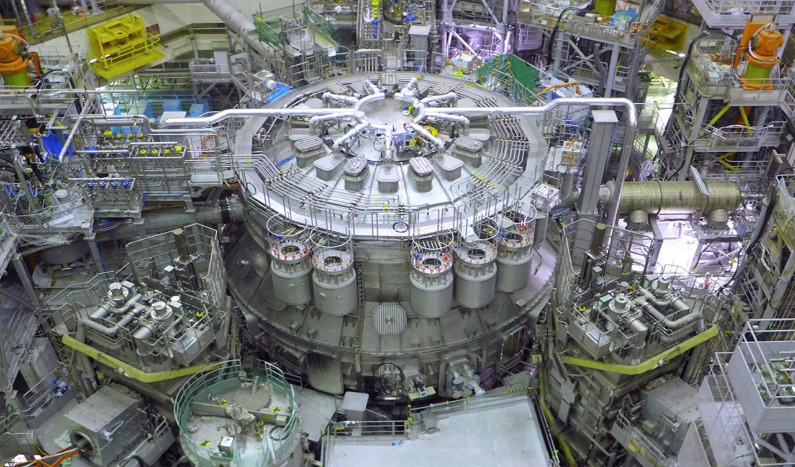 El reactor de fusión más grande del mundo produce su primer plasma.