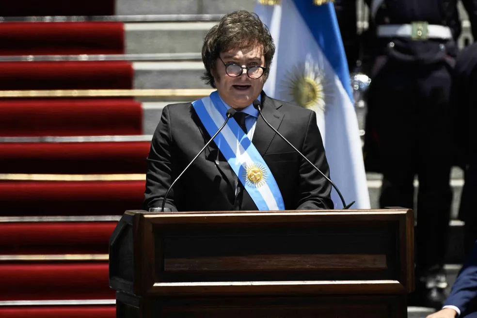 Milei toma posse como presidente e diz que Argentina ‘em ruínas’ exige cortar gastos: ‘No hay plata’