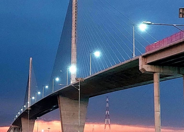 Paneles solares iluminan nuevo puente Héroes del Chaco