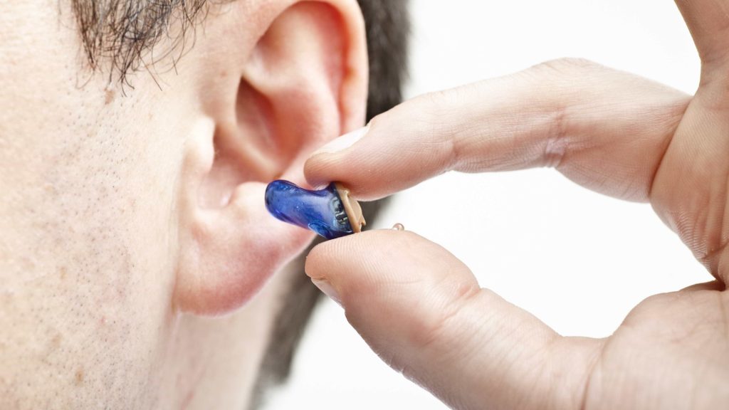 Uso de aparelho auditivo ajuda a prolongar a vida em pacientes com perda de audição, diz estudo