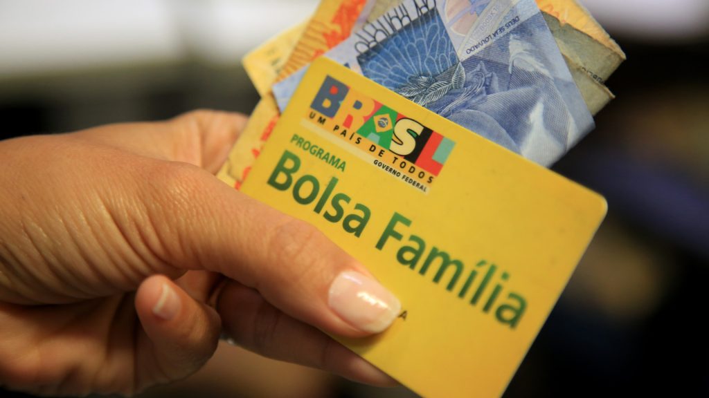 Beneficiários do Bolsa Família chegam a gastar mais de R$ 100 por mês em apostas esportivas, diz Datafolha