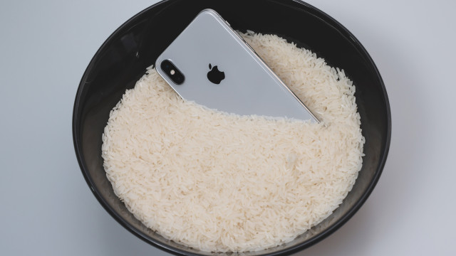 Seu iPhone molhou? Não o coloque no pote de arroz, diz Apple