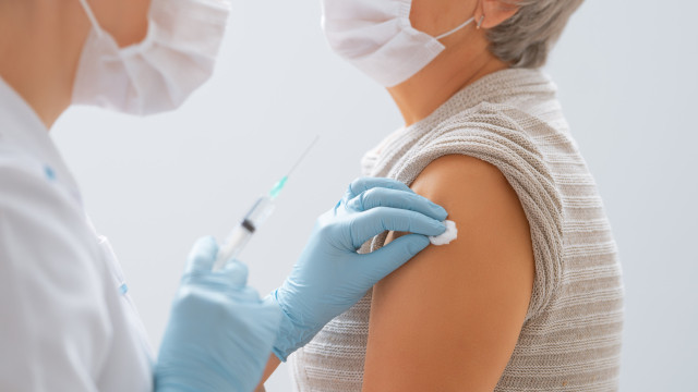 Covid-19: Novo estudo alerta para efeitos raros das vacinas