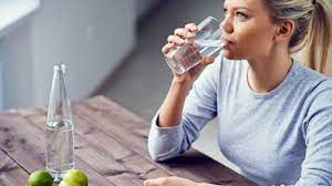 Mito o realidad: ¿tomar agua antes de comer realmente ayuda a bajar de peso?
