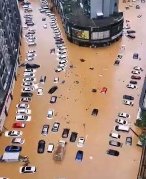 Inundación en el desierto: fuertes lluvias paralizan a Emiratos Árabes