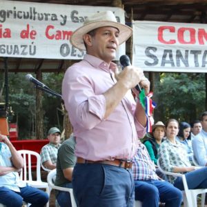 Ministro ratifica fuerte apoyo a pequeños productores al entregar tractor en Caaguazú