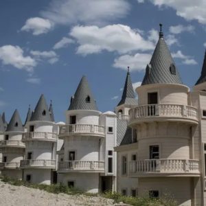 Conheça a cidade fantasma de US$ 200 milhões na Turquia, repleta de castelos que lembram a Disney