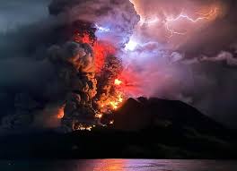 Monte Ruang na Indonésia entra em erupção