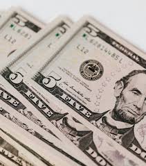 Dólar salta 1,5% e fecha próximo de R$ 5,20, à espera do Fed; Ibovespa tem queda