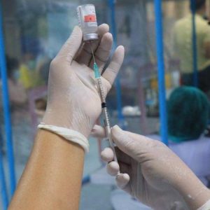 Por que AstraZeneca decidiu ‘aposentar’ sua vacina contra covid, após 3 bilhões de doses