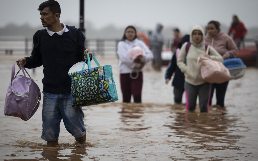 Suben a 67 los muertos por las inundaciones en el sur de Brasil