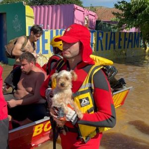 Bombero paraguayo en Río Grande do Sul: “No paramos de sacar personas de los lugares inundados”