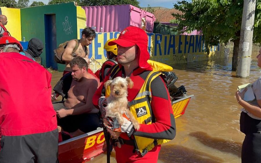 Bombero paraguayo en Río Grande do Sul: “No paramos de sacar personas de los lugares inundados”