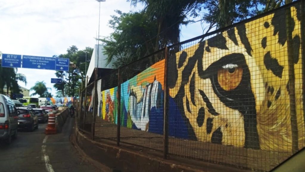 Por el 60 aniversario del Puente de la Amistad pintan 280 metros de mural