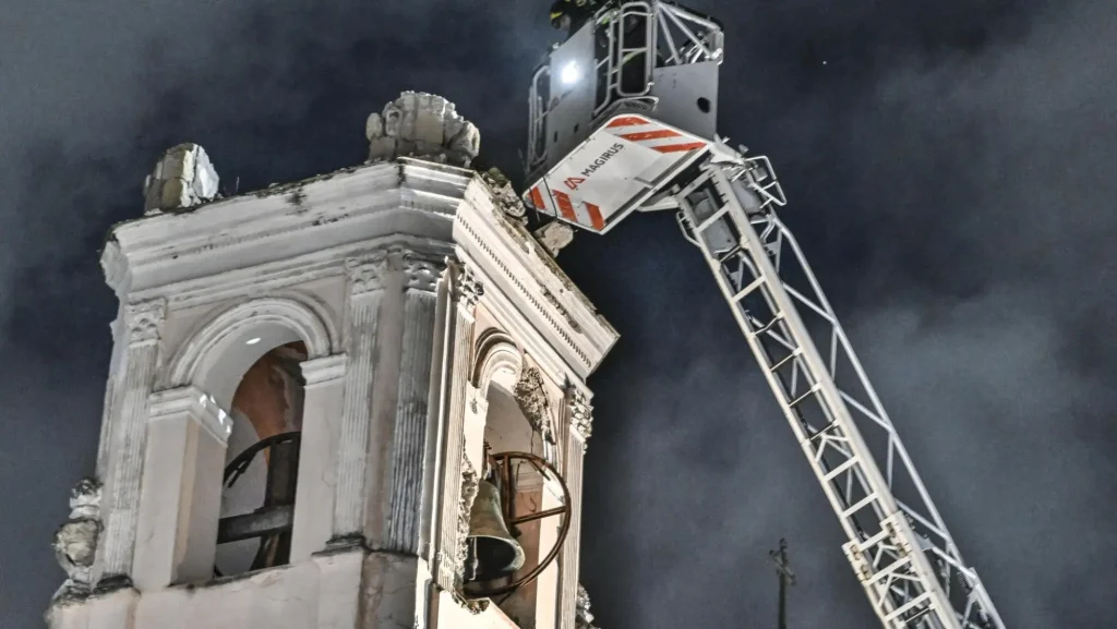 Unos 2.000 edificios en riesgo por terremotos cerca de Nápoles, alerta ministro italiano