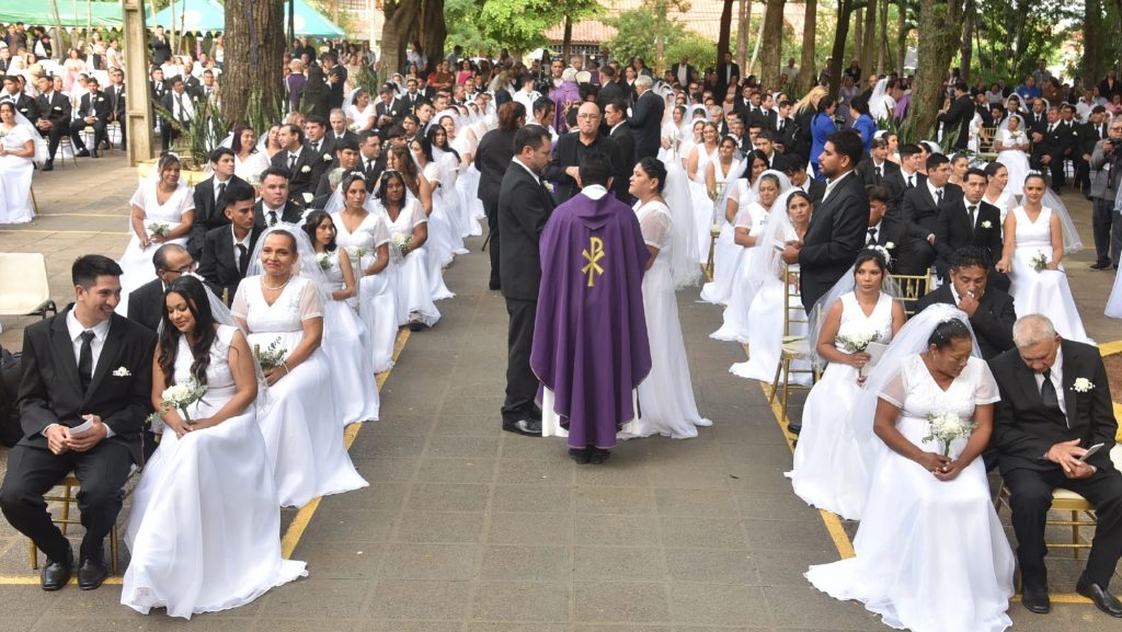 114 parejas sellaron su amor en una emotiva boda comunitaria