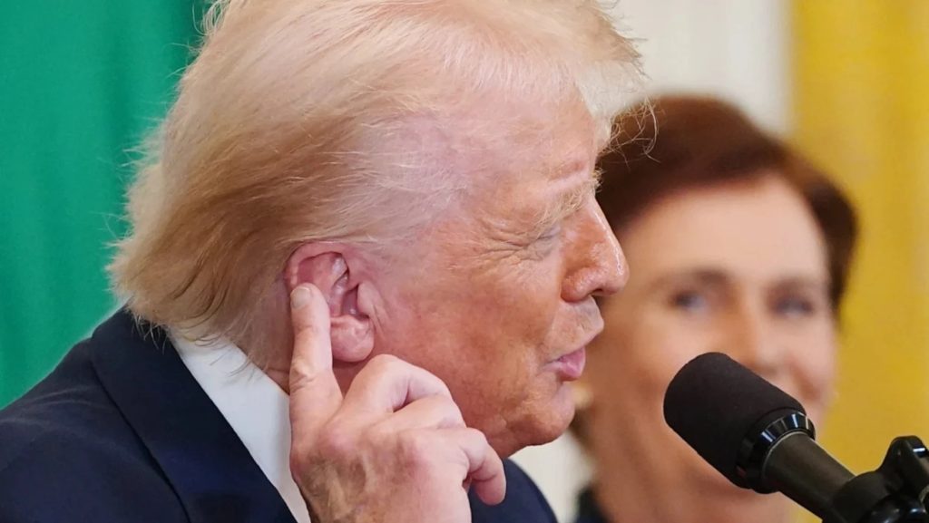 Trump ordena el desmantelamiento de siete agencias, entre ellas la Voz de América