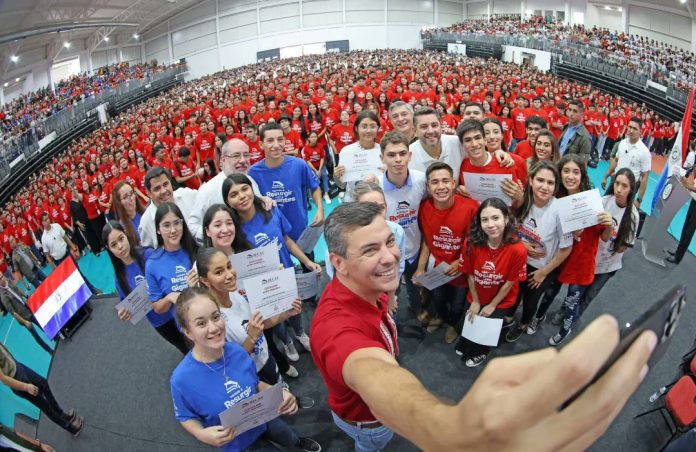 Presidente confirma que «ningún joven que se haya esforzado por alcanzar una beca quedará afuera»