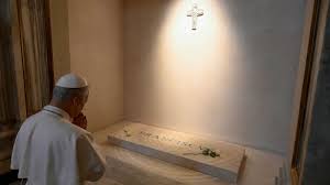 León XIV visita la tumba del papa Francisco