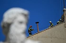 El Vaticano empezó la instalación de la chimenea que anunciará al nuevo papa