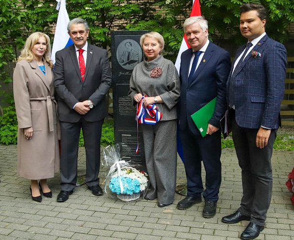 Inauguran en Moscú monolito en homenaje a José Asunción Flores