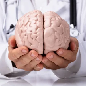 Médico revela truque com as mãos que pode indicar tumor no cérebro