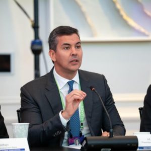 Peña expone todo el potencial de Paraguay en uno de los foros económicos más importantes del mundo